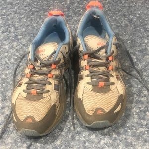 Women’s tennis shoes